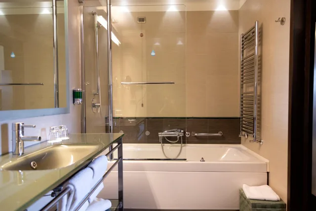 جناح جونيور، Hotel Selene 10/10