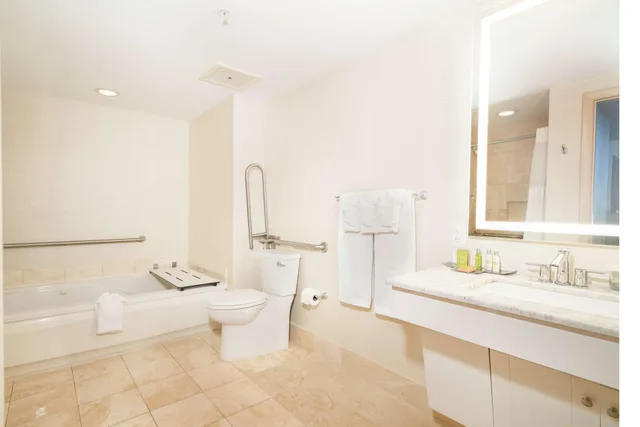 جناح بسرير كينج بغرفة نوم واحدة بإطلالة جزئية على البحر لذوي الإعاقة، Doubletree By Hilton Ocean Point Resort – North Miami Beach 2/2