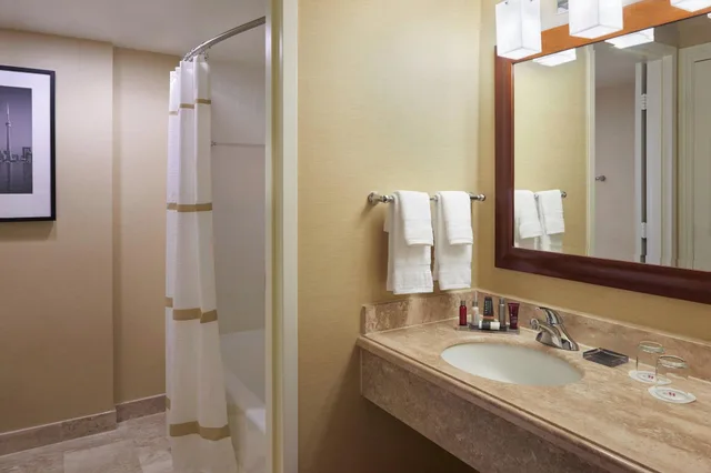 جناح بسرير كوين مع أريكة، Toronto Airport Marriott 1/1