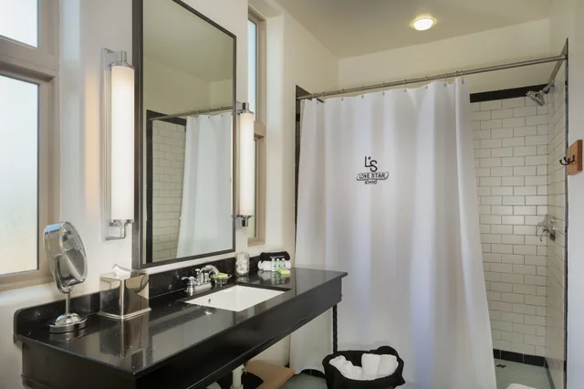 غرفة ديلوكس بسرير كينج بإطلالة على الفناء، Lone Star Court A Valencia Hotel 5/6