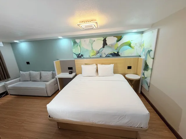 Deluxe, King Bed, Courtyard View, Wyndham Garden Salina Conference Center 8/10