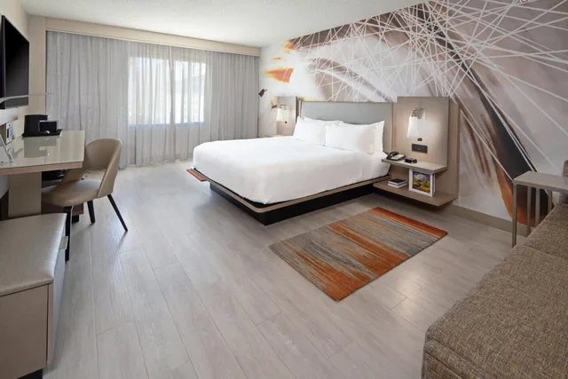 غرفة بسرير كينج مع أريكة بحوض استحمام لذوي الإعاقة، Tucson Marriott University Park 5/10