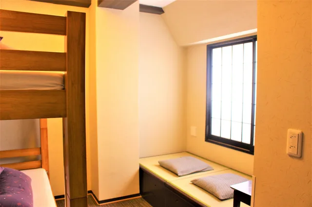 غرفة بسريرين منفصلين وسرير بطابقين بإطلالة على المدينة، K's House Tokyo Oasis 1/7