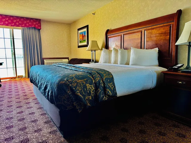غرفة إليت بسرير كينج وسرير كوين، Hamilton Inn Select Beachfront 7/10