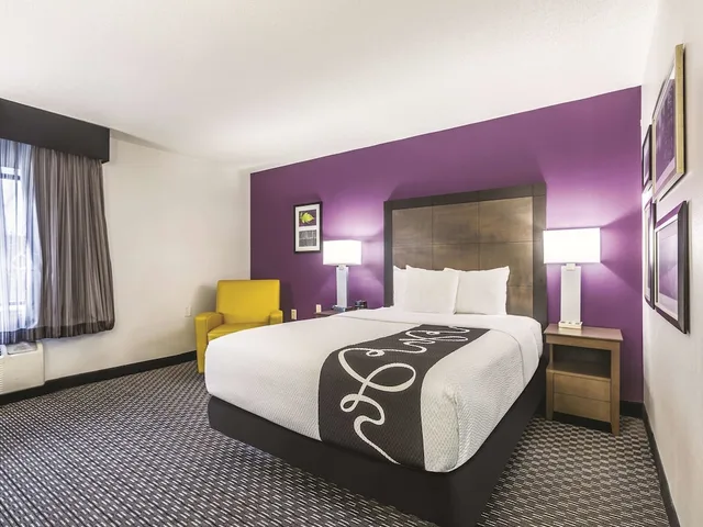 غرفة بسرير مزدوج لذوي الإعاقة، La Quinta Inn & Suites by Wyndham Atlanta Midtown - Buckhead 2/3