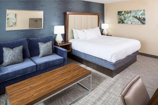 غرفة بسرير كينج بإطلالة على الفناء بشرفة، Doubletree By Hilton Hotel Boston-Andover 3/5