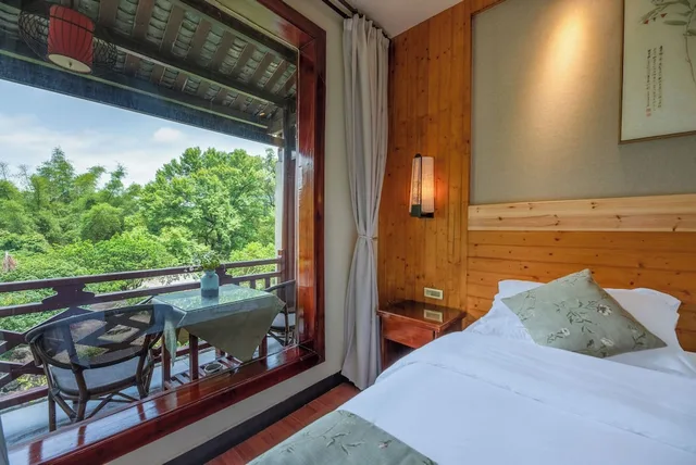 غرفة رباعية بسرير كوين وسريرين منفصلين، Snow Lion Riverside Resort 4/10