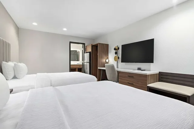 Room, 2 Double Beds, Baymont by Wyndham Beaumont 4/8