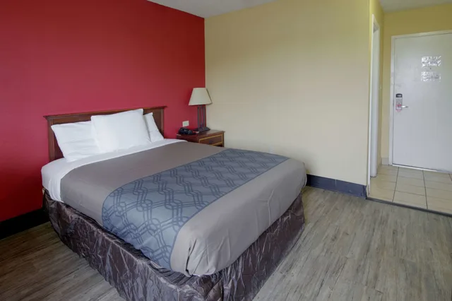غرفة بسرير كينج لذوي الإعاقة، Econo Lodge Town Center 5/7