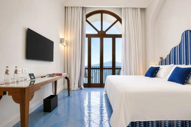 جناح بسرير كينج بإطلالة على البحر مع أريكة، Grand Hotel Europa Palace 3/8