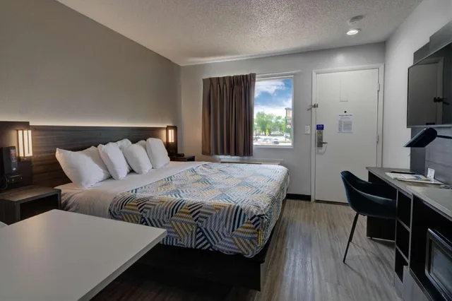 غرفة بسرير كينج بمطبخ لذوي الإعاقة، Studio6 Grand Junction, CO 1/5