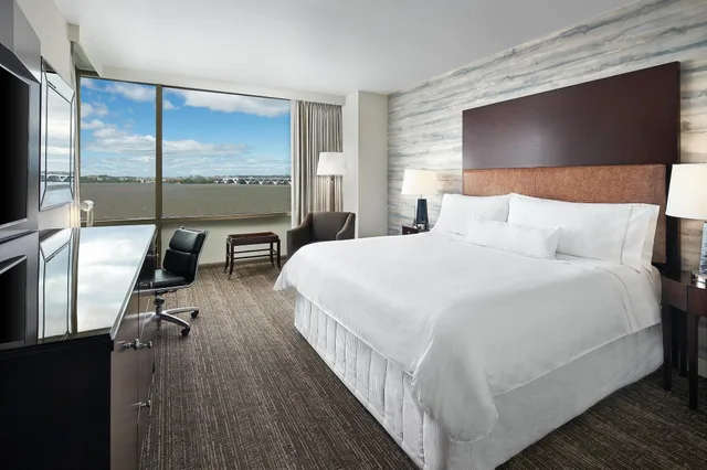 غرفة ديلوكس بسرير مزدوج بإطلالة، The Westin Washington National Harbor 1/3