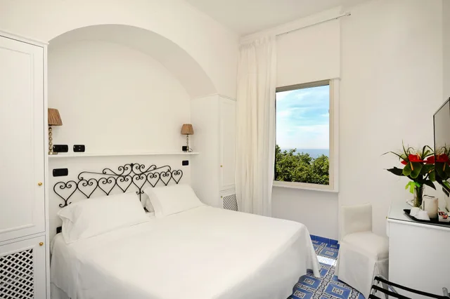 غرفة قياسية بإطلالة على البحر، Hotel Aurora Amalfi 5/10