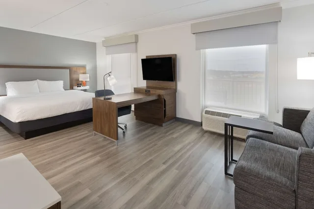 جناح بسرير كينج بشرفة، Hampton Inn And Suites Lanett West Point 3/8