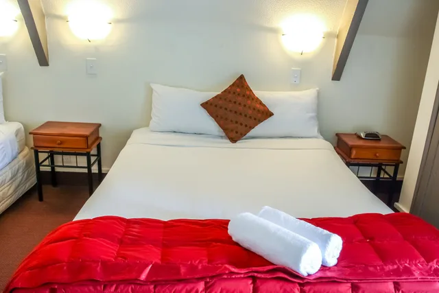 2 Bedrooms, Apartment, 2 Queen and Twin or 4 Single Beds, 2 Queen Beds، Camelot Motor Lodge 2/7