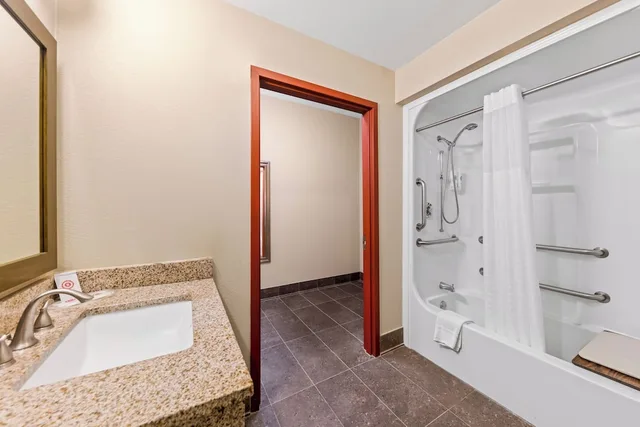 جناح استوديو بسريرين كوين لذوي الإعاقة، Roanoke Suites 1/2
