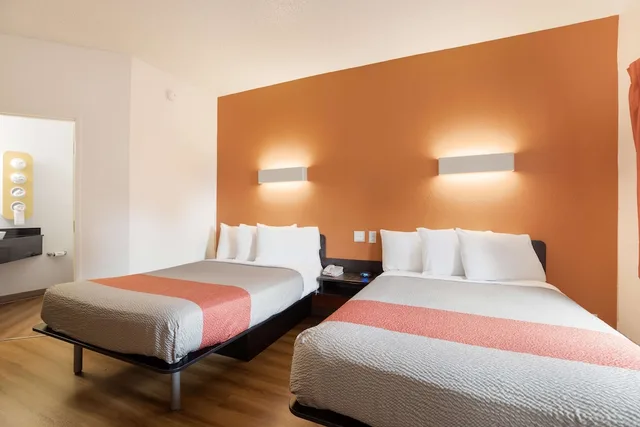 غرفة قياسية بسريرين مزدوجين لذوي الإعاقة، Motel6 Orlando, FL - International Dr 2/6