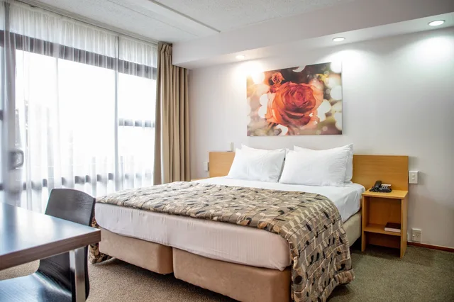 غرفة سوبيريور بسرير كينج بشرفة بمنطقة جلوس، Rose Park Hotel Auckland 1/5