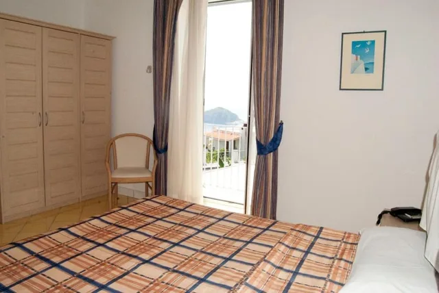 Room, Queen Bed, Sea View, Albergo Villa Giusto 1/4