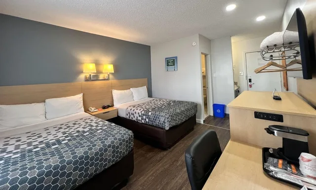 غرفة قياسية بسريرين مزدوجين يُسمح فيها بالحيوانات الأليفة، Econo Lodge Calgary Motel Village 8/10