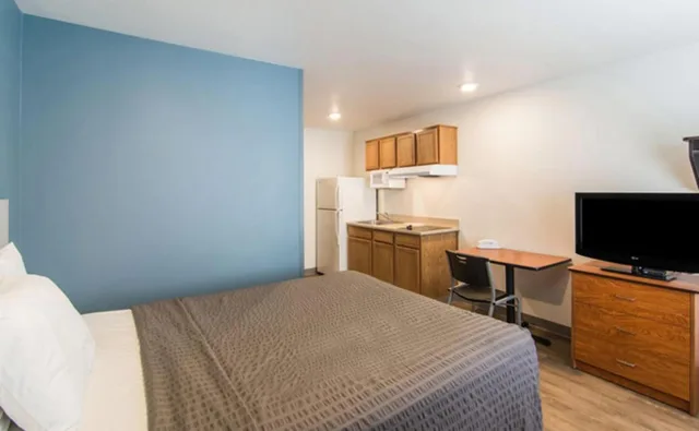 جناح بسرير كوين بحوض استحمام لذوي الإعاقة، WoodSpring Suites Port Orange - Daytona Beach 3/7