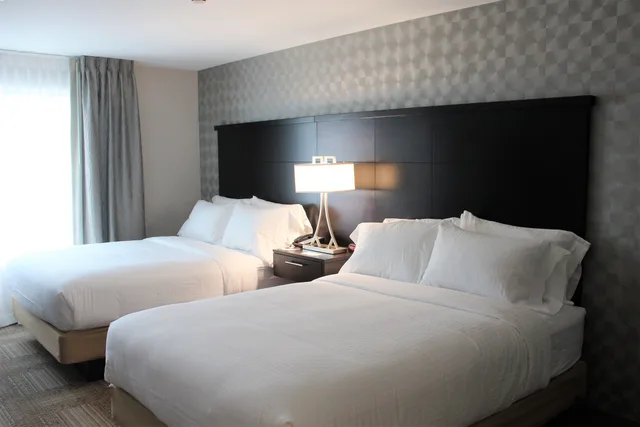 جناح بسرير كينج وسريرين كوين بغرفتي نوم، STAYBRIDGE SUITES MIAMISBURG 1/4