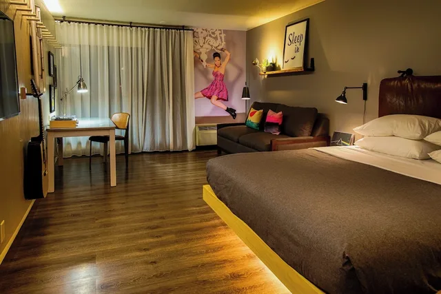 غرفة بسرير كينج بشرفة مع أريكة لذوي الإعاقة، Moxy Phoenix Tempe Asu Area 1/3