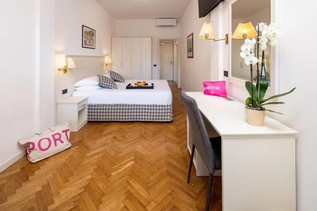 غرفة بسرير مزدوج أو سريرين منفصلين بإطلالة على البحر بشرفة، Hotel Laurin Formerly Best Western Hotel Laurin 7/9
