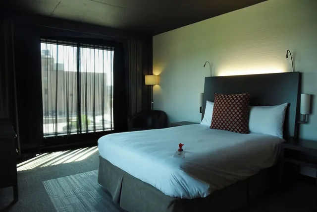 غرفة غراند كومفورت تنفيذية بسرير كوين، Grand Times Hotel Sherbrooke 3/8