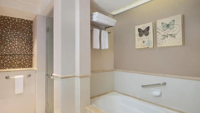 غرفة ملكية بسرير كينج وسريرين منفصلين بإطلالة على الجبل بشرفة بغرفتي نوم، Mustika Yogyakarta Resort & Spa 4/5