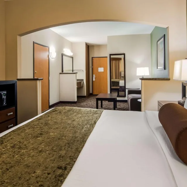 غرفة بسرير كينج مع أريكة، Best Western Plus Vancouver Mall Dr. Hotel & Suites 3/4