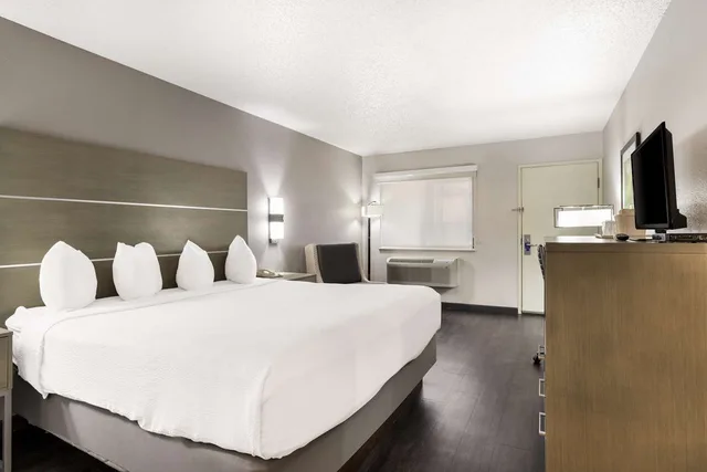 Room, King Bed, Accessible, Surestay Hotel By Best Western Grants 3/4