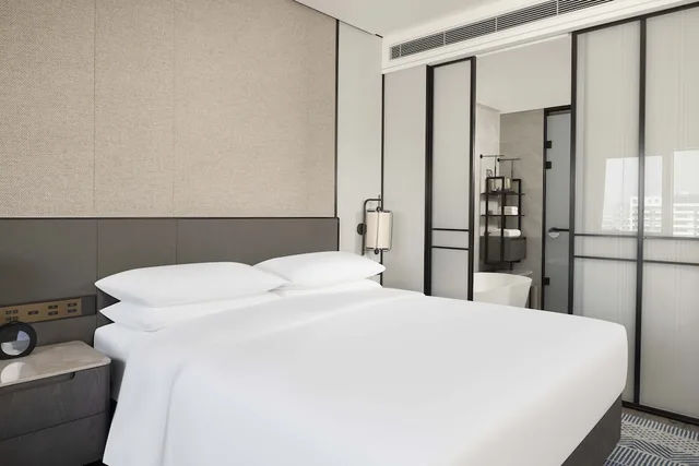 غرفة بسرير كينج بإطلالة على الجبل، Sheraton Pujiang 3/4