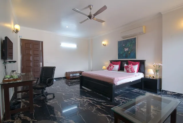 جناح بزنس بسرير كينج لذوي الإعاقة، Perch Arbor Suites 2/5