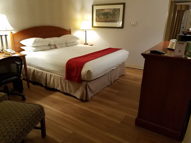 غرفة بسرير كينج، Ramada by Wyndham State College Hotel & Conference Center 5/10