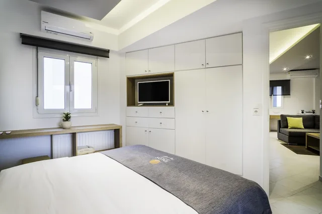 جناح ديلوكس بسرير كوين مع أريكة بمطبخ، Talos Luxury Suites 2/5