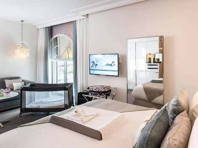 غرفة ديلوكس عائلية بسرير مزدوج أو سريرين منفصلين مع أريكة، Cures Marines Hotel Thalasso & Spa Trouville - MGallery Collection 2/4