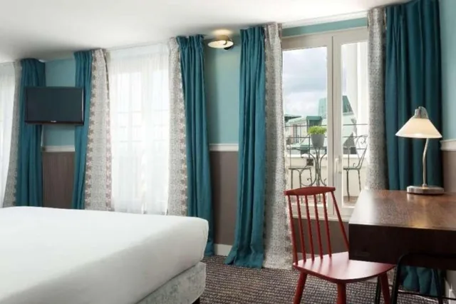Roof Top, Parisian, with View، Hotel Des 3 Poussins 1/4