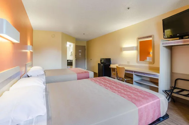 غرفة بسريرين كوين للمدخنين، Motel6 Bristol, VA 3/8