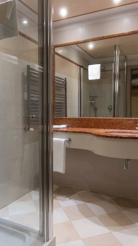 Private, Basement, Quadruple, King Bed، Hotel Cruise 7/8