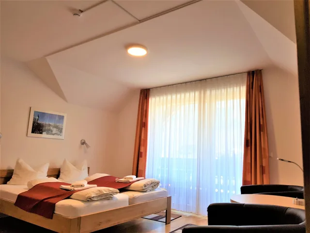غرفة رباعية بسرير كينج وسريرين منفصلين بإطلالة على الجبل بشرفة، Hotel Gasperin 7/10