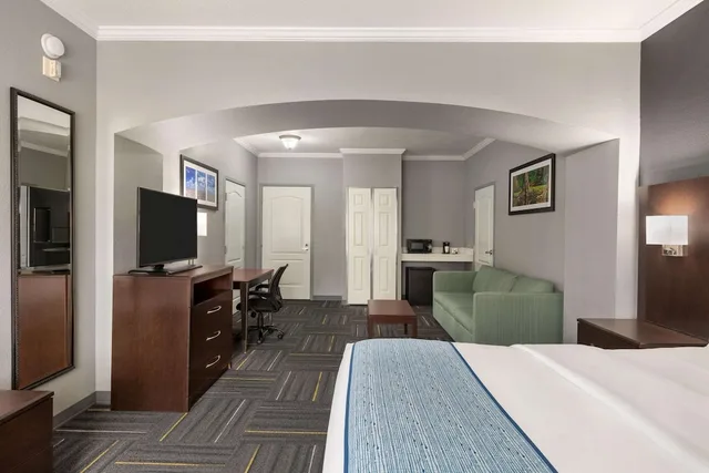 جناح بسرير كينج بغرفة نوم واحدة، La Quinta Inn & Suites by Wyndham Dublin 1/4