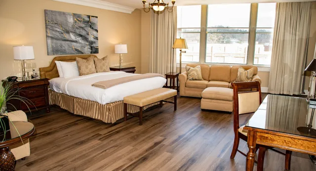 Master, Executive, Suite, Single, King Bed, Sofa, Pet Friendly, Jetted Tub، Haywood Park Hotel, Ascend Hotel Collection 1/10