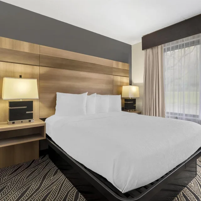 جناح بسرير كوين بإطلالة على المسبح، Best Western Braddock Inn 2/4