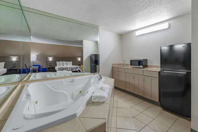 Suite, King Bed, Hot Tub, Smoking, Red Roof Inn & Suites Philadelphia - Bellmawr 8/10