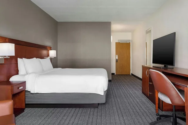 غرفة بسرير كينج مع أريكة، Courtyard By Marriott Boston Norwood Canton 1/8