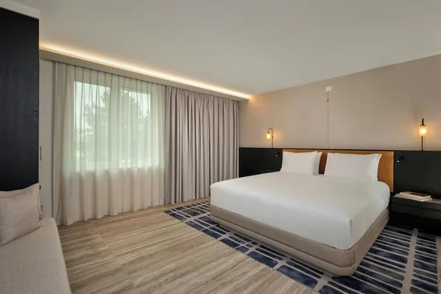غرفة ديلوكس بسرير كينج، Courtyard by Marriott Ghent 1/10