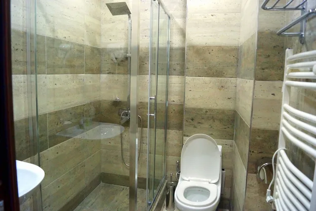 غرفة قياسية ثلاثية بسرير كينج بغرفة نوم واحدة مع أريكة، Hobby Hotel 3/3