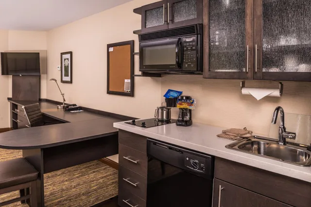 جناح بسريرين مزدوجين لذوي الإعاقة، Candlewood Suites Kansas City 6/7