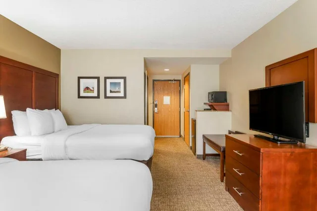 غرفة عائلية بسرير كينج وسرير كوين مع أريكة، Comfort Inn & Suites Blytheville, AR 1/8